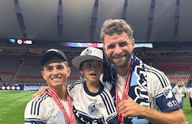 El volante paraguayo, Andrés Cubas celebrando el título junto a su hijo y con el experimentado delantero alemán, Thomas Müller.