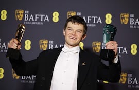 El actor británico Robert Aramayo posa con sus premios a Mejor Actor Protagonista por I Swear y el galardón EE Rising Star durante los EE BAFTA Film Awards 2026 en el Royal Festival Hall, en Londres, Reino Unido, el 22 de febrero de 2026.
