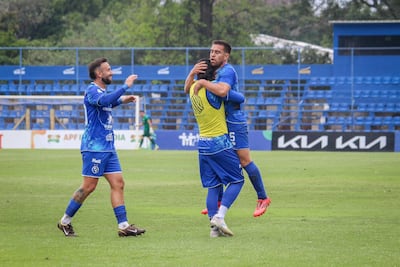 Edgardo Orzusa festeja su gol, con el que Sol de América venció a River Plate por 1-0. El talentoso Marcelo Cañete se acerca para unirse a la celebración.