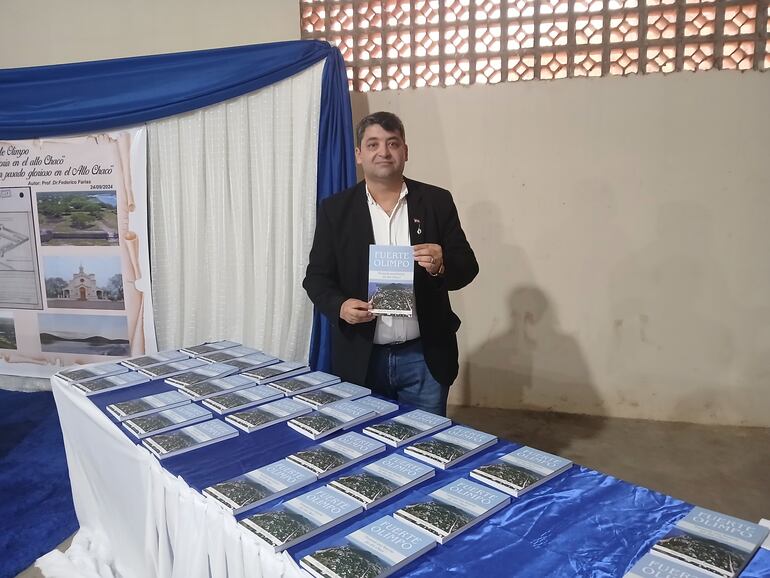 El autor del libro durante el acto de presentaciòn del material.