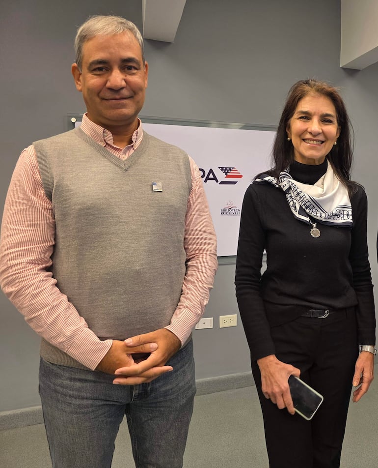 Fabrizzio Zucchini, Coordinador de los American Spaces y Graciela Meza, Coordinadora del Dpto. Cultural del CCPA en la presentacion de Feel USA Freedom 250 que será en el Puerto de Asuncion