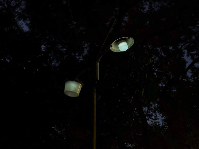 Solo una luz encendida ilumina ligeramente la plaza Manuel Ortiz Guerrero y José Asunción Flores.