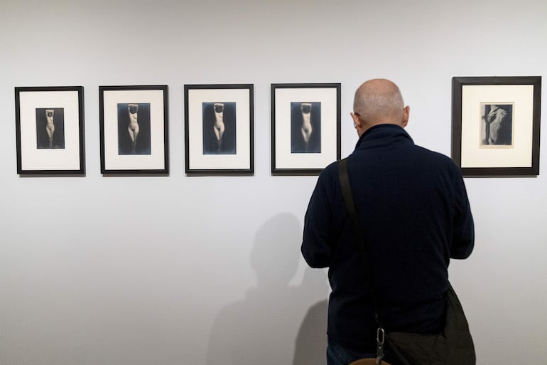 Una persona observa algunas obras en la exposición "Cuando los objetos sueñan" del artista estadounidense Man Ray, en el Museo Metropolitano de Arte de Nueva York (MET), en Nueva York (Estados Unidos).