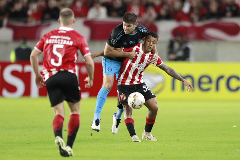 Tiago Palacios (d) de Estudiantes disputa el balón con Walter Kannemann de Gremio este martes, en un partido de la fase de grupos de la Copa Libertadores entre Estudiantes y Gremio en el estadio Jorge Luis Hirsci en La Plata (Argentina).