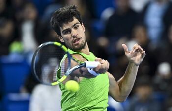 Carlos Alcaraz Garfia, quien acumula 12 triunfos consecutivos para dos títulos conquistados -el Abierto de Australia y el ATP 500 de Doha- y está protagonizando su mejor arranque desde que debutó como profesional en 2020.