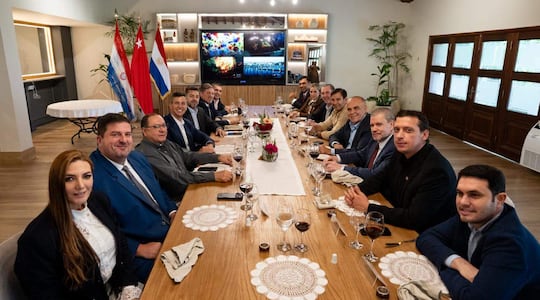 La bancada de Honor Colorado del Senado se reunió con Santiago Peña y Pedro Alliana en Mburuvicha Roga para discutir temas relevantes.