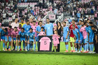Sergio Busquets (centro) recibió un merecido homenaje a poco del cierre de su exitosa carrera como futbolista.