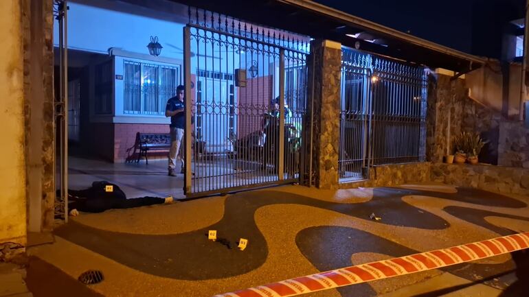 El cuerpo de Emerson Giovanni Ruiz Acosta en el acceso de la casa que atracó.