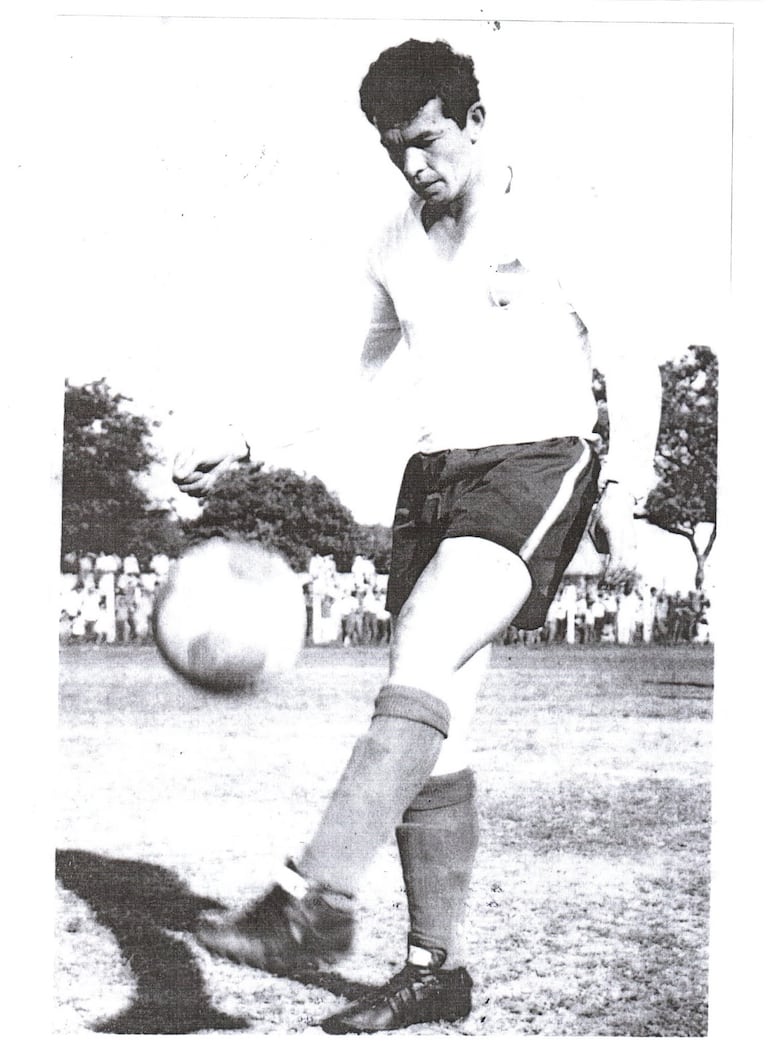 Agapito Sánchez dominando el balón, vistiendo la casaca de Nacional, uno de los clubes en los que jugó en Paraguay.