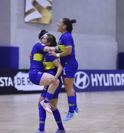 Tamara Aquino salta a los brazos de Liz Sosa y detrás aparece Perla Bareiro en el festejo Colonial.