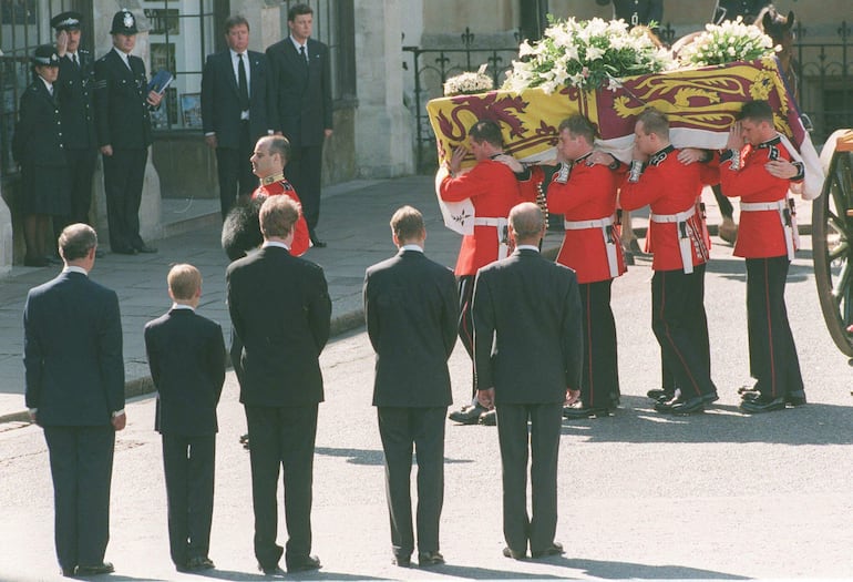 En esta foto de archivo tomada el 6 de septiembre de 1997, el príncipe Carlos, el príncipe Enrique, el conde Spencer (hermano de la princesa de Gales), el duque de Edimburgo y el príncipe Guillermo observan cómo el féretro de la princesa de Gales es trasladado al interior de la Abadía de Westminster.