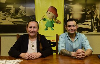 María Oviedo y José Salinas, del departamento de coordinación ejecutiva de la Municipalidad de Lambaré, invitaron al festival que se realizará este sábado en la Plaza Las Residentas.