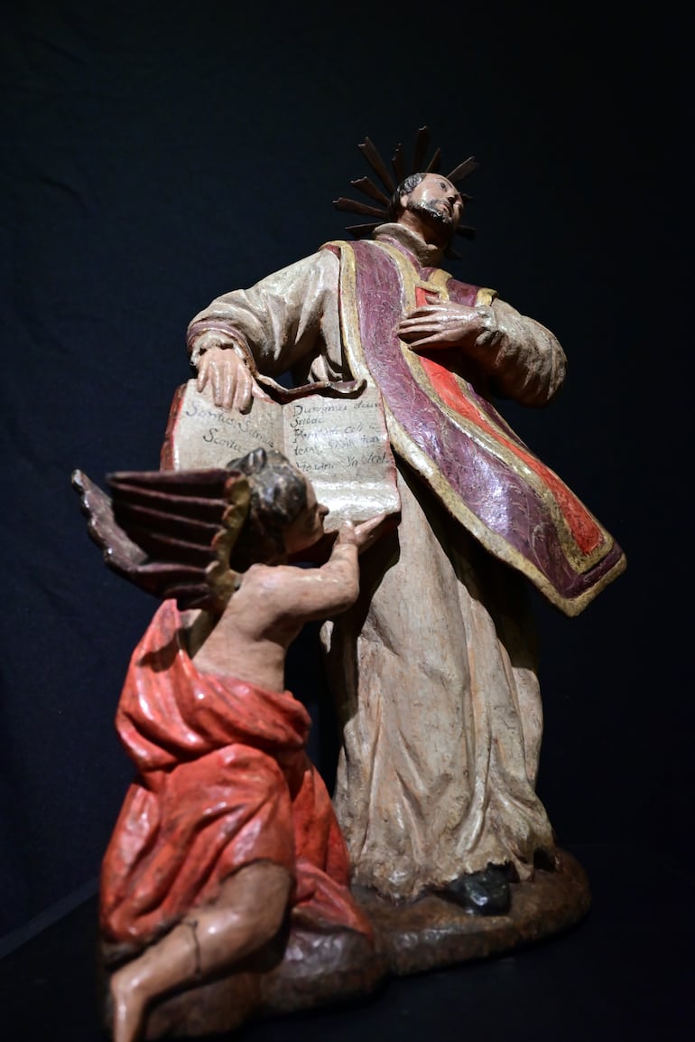 San Ignacio de Loyola con un ángel simbólico que le pasa la constitución de los Jesuitas. Talla del Barroco hispano-guaraní del siglo XVIII.