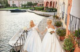 Rebel Wilson y Ramona Agruma unieron sus vidas en matrimonio en Cerdeña, Italia.