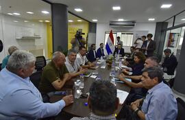 El Ministerio de Trabajo lideró la reunión tripartita en la que se acordó la postergación de la huelga de choferes.