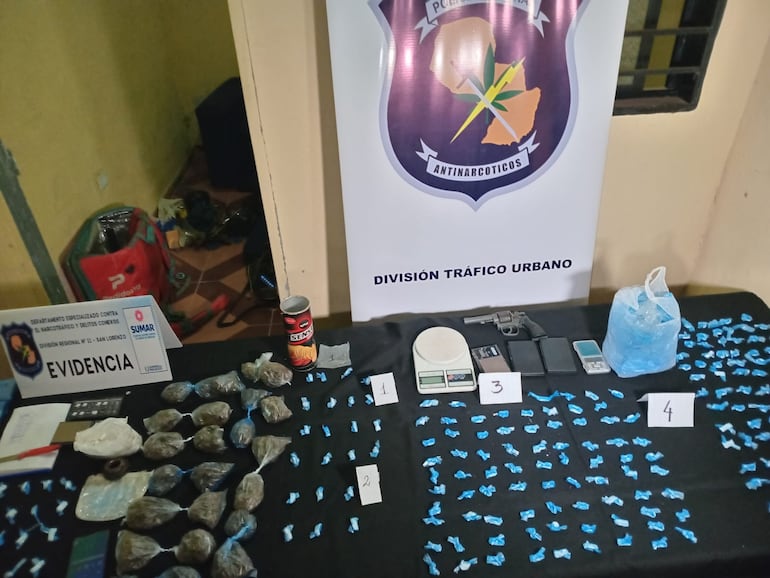 Drogas y evidencias incautadas durante operativo antidroga en San Lorenzo.