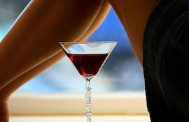 La “alcohorexia”, es un trastorno que consiste en reemplazar las calorías que aporta una comida completa, por las calorías del alcohol. Es decir, quienes la padecen, en muchos casos dejan de comer para poder tomar más alcohol sin preocuparse por aumentar de peso.