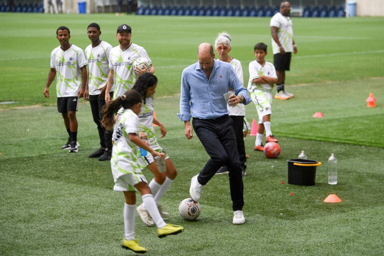 El príncipe William jugando fútbol con unas niñas en el mítico Maracaná. (Daniel RAMALHO / AFP)