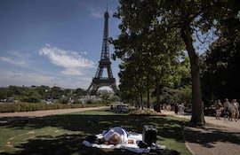 Calor extremo obliga a espacios públicos de París, como la torre Eiffel, a cerrar antes de la hora habitual.