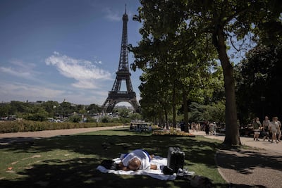 Calor extremo obliga a espacios públicos de París, como la torre Eiffel, a cerrar antes de la hora habitual.
