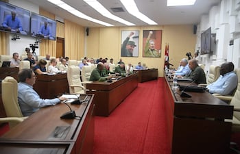 El presidente de Cuba, Miguel Díaz-Canel Bermúdez, confirmó este viernes que funcionarios de su Gobierno comenzaron recientemente las conversaciones con representantes de la administración del presidente Donald Trump. En un mensaje grabado, el presidente aseguró que "Cuba ha sostenido conversaciones con representantes del Gobierno de Estados Unidos orientadas a buscar soluciones por la vía del diálogo a las diferencias entre ambos Gobiernos". EFE/ Presidencia de Cuba - SOLO USO EDITORIAL/SOLO DISPONIBLE PARA ILUSTRAR LA NOTICIA QUE ACOMPAÑA (CRÉDITO OBLIGATORIO) -