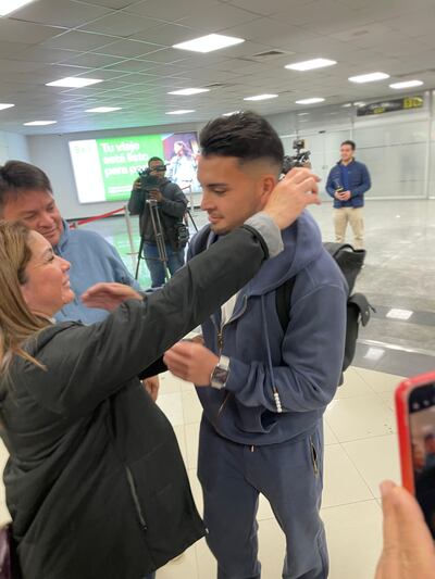 El mediocampista Fabrizio Peralta (22 años), durante su arribo en el Aeropuerto Internacional Silvio Pettirossi. (Foto: Jorge Izquierdo)