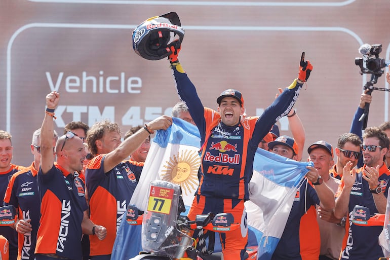 Luciano Benavides (centro) hizo historia en el Rally Dakar 2026 al conseguir por primera vez la victoria absoluta en la categoría Motos.
