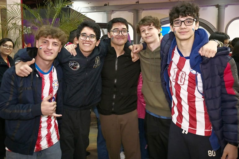 Unicentro Invita alentar a Paraguay	Palma y 15 de Agosto