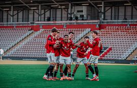 El paraguayo, Diego León celebra su primera anotación con la camiseta de Manchester Unted.