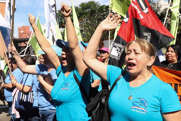 Maestros afiliados a cuatro agremiaciones sindicales en Paraguay participan en un manifestación para exigir un reajuste salarial del 8 %, nuevas contrataciones y un mayor presupuesto para la educación, este jueves en Asunción.