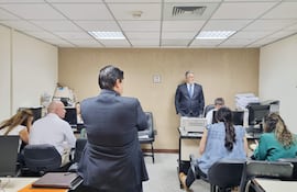 Audiencia preliminar en el caso Arrayanes, oportunidad en que el acusado Óscar Ruiz Fernández (izq,) propuso una conciliación. El juez Mirko Valinotti otorgó un plazo de 11
