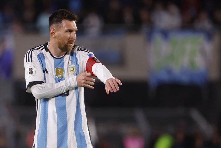 Lionel Messi, futbolista de Argentina, se ajusta el brazalete de capitán en un partido de las Eliminatorias Sudamericanas al Mundial 2026 ante Paraguay en el estadio Más Monumental, en Buenos Aires, Argentina.