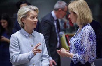 La presidenta de la Comisión Europea, Úrsula von der Leyen (i) y la jefa de la diplomacia de la UE, Kaja Kallas.