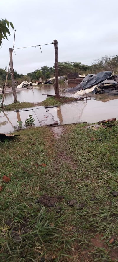Repunte del nivel del río Paraná y las lluvias registradas paralizaron la elaboración de ladrillos en Ayolas.