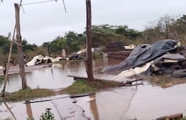 Repunte del nivel del río Paraná y las lluvias registradas paralizaron la elaboración de ladrillos en Ayolas.