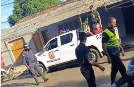 Tras la denuncia, agentes de la comisaría 53° llegaron al lugar y demoraron al supuesto agresor John Frank Ramírez Lezcano, quien supuestamente se escapó de los agentes cuando era llevado al Hospital de Calle'í.