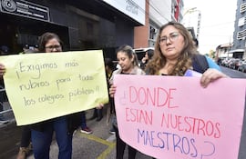 Madres protestaron el miércoles frente al MEC exigiendo rubros docentes, luego de casi dos meses de clases.