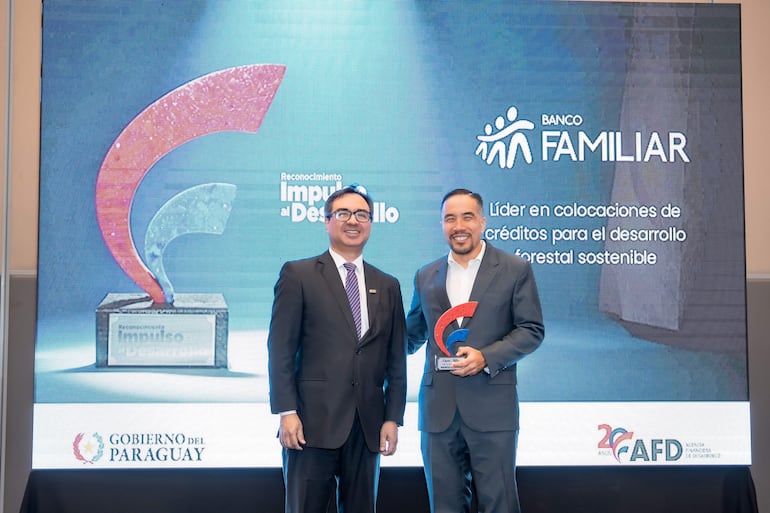 Banco Familiar recibió un reconocimiento especial de la AFD por su destacada gestión en el financiamiento a las MIPYMES.