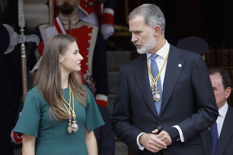 El rey Felipe conversa con la princesa Leonor durante el desfile de tropas tras la solemne apertura de la XV Legislatura, en una sesión conjunta de las Cortes Generales que se celebró en el Congreso. (EFE/Mariscal)
