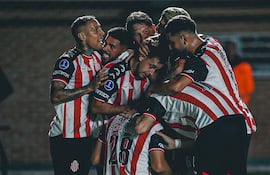 El paraguayo Rodrigo Bogarín (18), futbolista de Barracas Central, celebra un gol en el partido frente a Audax Italiano por la fecha 3 de la fase de grupos de la Copa Sudamericana 2026 en el estadio Florencio Solá, en Banfield, Argentina.