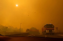 El incendio forestal que se declaró en un macizo a una treintena de kilómetros al oeste de la ciudad de Perpiñán (Francia), y que ante su progresión condujo el domingo a la evacuación de más de 10.000 personas, ha quemado hasta este lunes por la mañana 4.600 hectáreas y sigue avanzando.