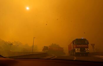 El incendio forestal que se declaró en un macizo a una treintena de kilómetros al oeste de la ciudad de Perpiñán (Francia), y que ante su progresión condujo el domingo a la evacuación de más de 10.000 personas, ha quemado hasta este lunes por la mañana 4.600 hectáreas y sigue avanzando.