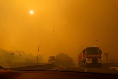 El incendio forestal que se declaró en un macizo a una treintena de kilómetros al oeste de la ciudad de Perpiñán (Francia), y que ante su progresión condujo el domingo a la evacuación de más de 10.000 personas, ha quemado hasta este lunes por la mañana 4.600 hectáreas y sigue avanzando.