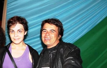 Poetas Montserrat Álvarez y Édgar Pou, parte del incorrecto staff del proyecto "Poemas Para Fumar / Cartes Not Dead", de Lúkas Fúster y Cristino Bogado.