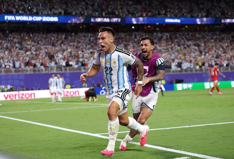 Lautaro Martínez de Argentina celebra tras anotar el tercer gol de su equipo durante el partido de cuartos de final de la Copa Mundial de la FIFA 2026 entre Argentina y Suiza en el Kansas City Stadium.