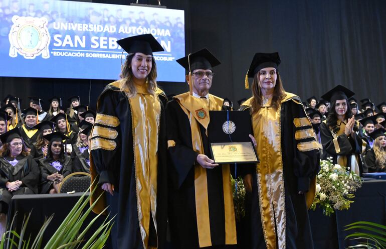 Prof. Dra. Lucía Samudio, vicerrectora de la UASS; Dr. Juan Alberto Denis Pintos, padrino de la promoción, y Prof. Dra. Julia Rosanna Benítez de Samudio, rectora.