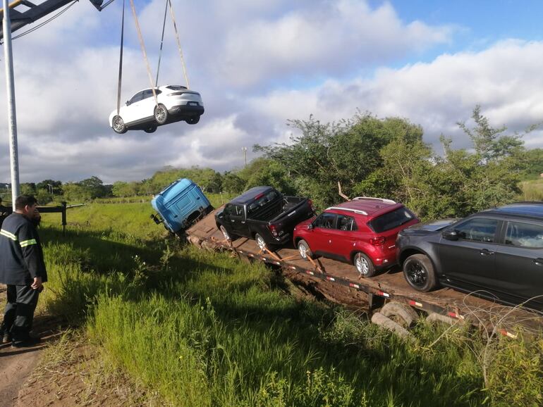 Los automóviles averiados fueron trasladados en grúas.