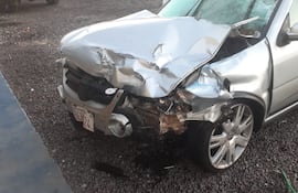 Así quedó el automóvil Volkswagen Parati Surf 1.6, color plateado, con chapa N° BEB 324, de Elías Valentín Portillo Vera, luego de chocar contra el motociclista en la colonia Mburica distrito de Tacuaras.