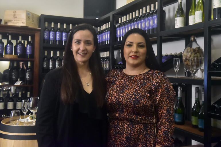 Karen Segura junto con Rosana Insaurralde.