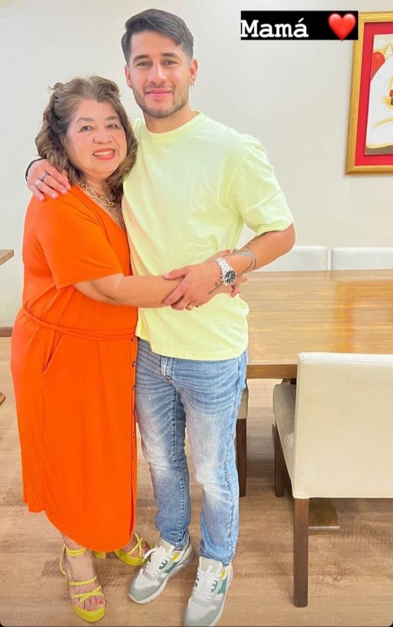 Tito Torres abrazando a su mamá, doña Sergia Riveros. (Captura de la historia de Instagram de Iván Torres)